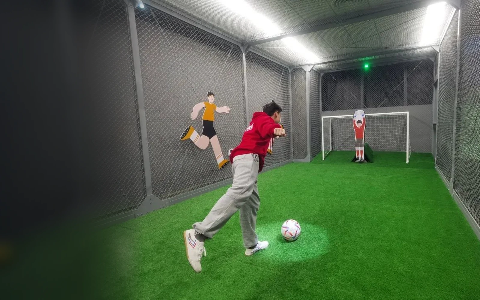 RobotKeeper KI-Torwartroboter bei einer Fußball-Schuss-Challenge