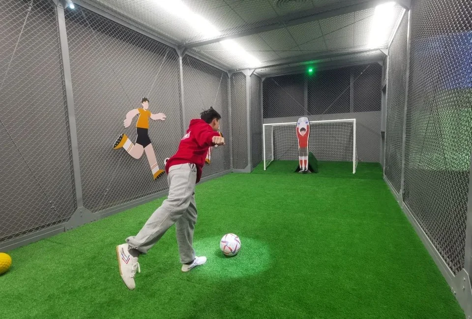 Football robot goalkeeper